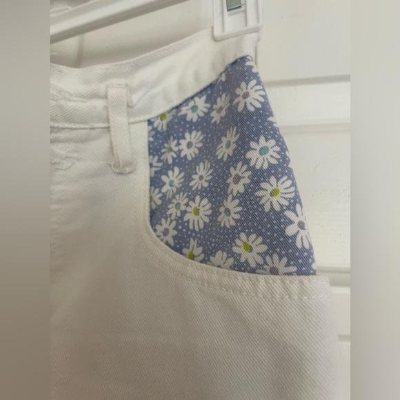 Vintage High waisted Shorts With Cute Floral Details - VINTAGE EZLA - Picture 7 of 8